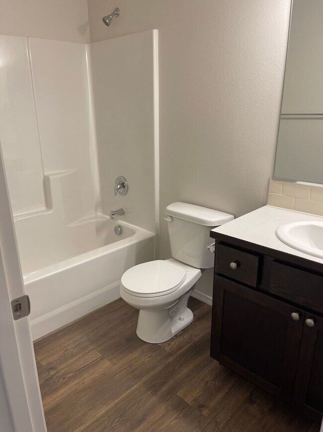 Building Photo - Newer 3 Bedroom, 2 Bathroom, 2 Car Garage,...