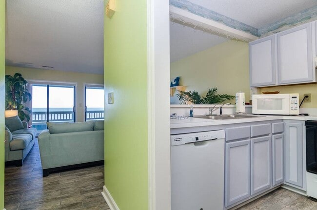 Building Photo - 1437 Fort Fisher Blvd S