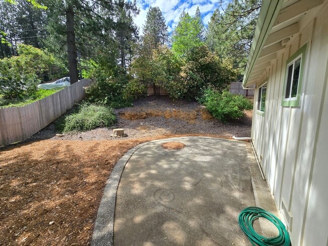 Building Photo - 3-bedroom, 2-bath home in Grass Valley
