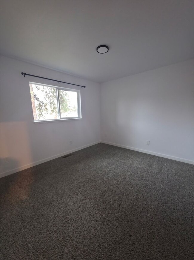 Building Photo - E. 38th Avenue Duplex&#39;s