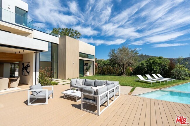 Building Photo - 2501 Banyan Dr