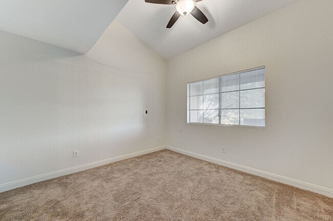 Building Photo - Charming 2 Bed 2 Bath!