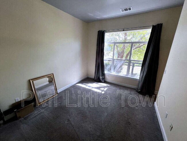 Building Photo - 5677 S Park Pl