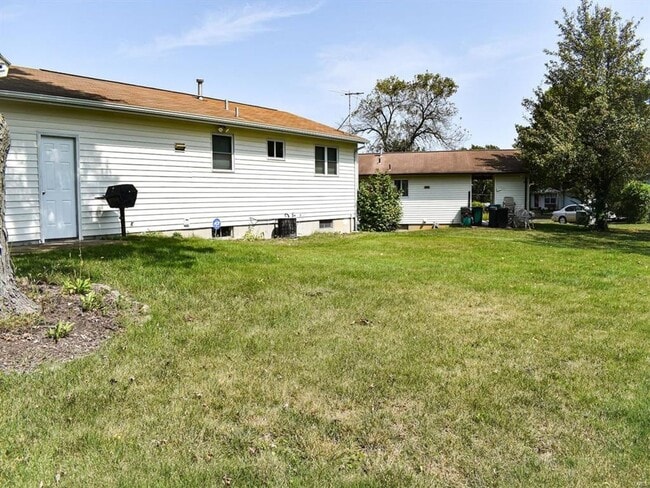 Building Photo - Great Webster Location!