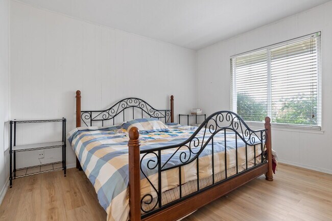 Building Photo - 142 Burgess Ct