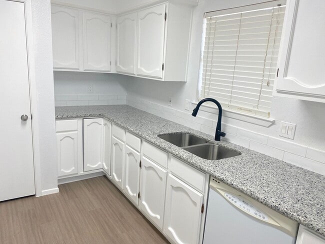 Building Photo - MAKE THE SMART MOVE TO SOMMERALL