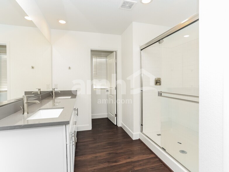 Building Photo - 8944 Tiger Tooth Ave