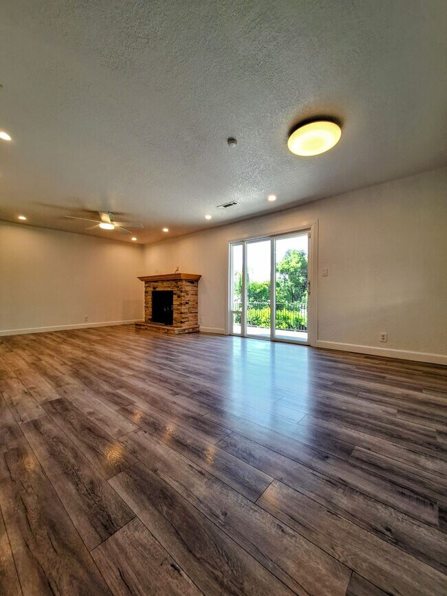 Building Photo - 10501 Observatory Dr