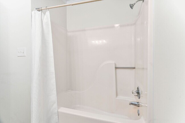 Building Photo - Stylish & Fully Updated 2-Bedroom Townhous...