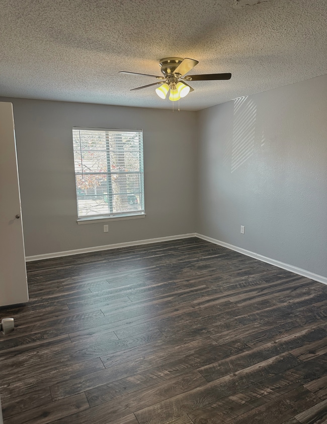 Building Photo - 8302 Woodview Dr E