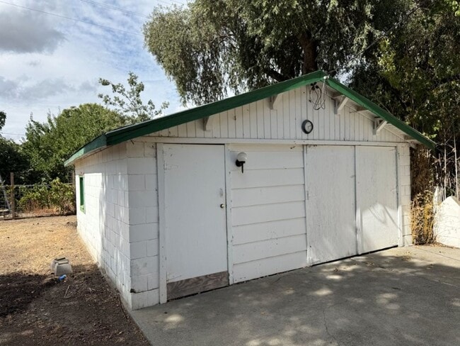 Building Photo - Rare 2 Bedroom Home Downtown Dixon *Star R...