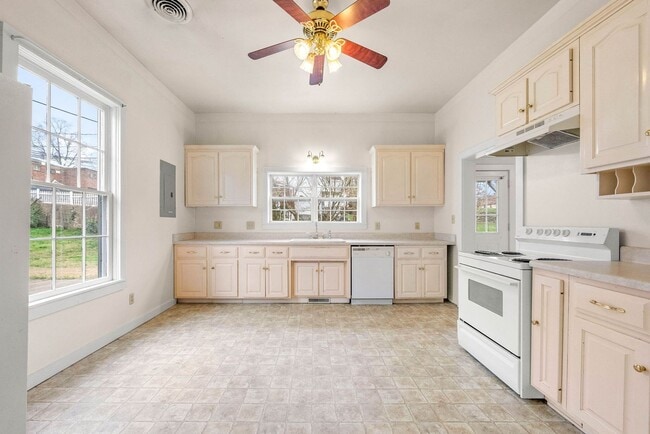 Building Photo - Cozy 2 Bedroom Downtown Home Available!