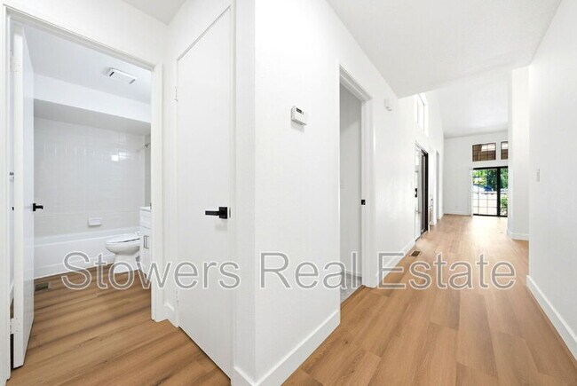 Building Photo - 2033 Raphael Ct