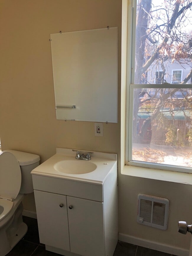 Building Photo - 1850 Clarence St