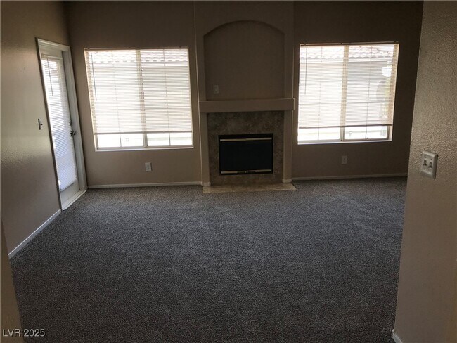Building Photo - 1900 N Torrey Pines Dr