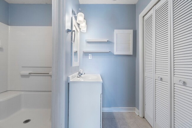 Building Photo - 1100 Shoreline Dr