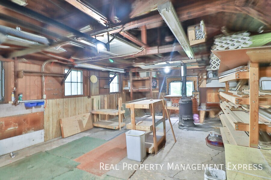 Building Photo - 3 Bedroom Acreage in Southeast Sioux Falls