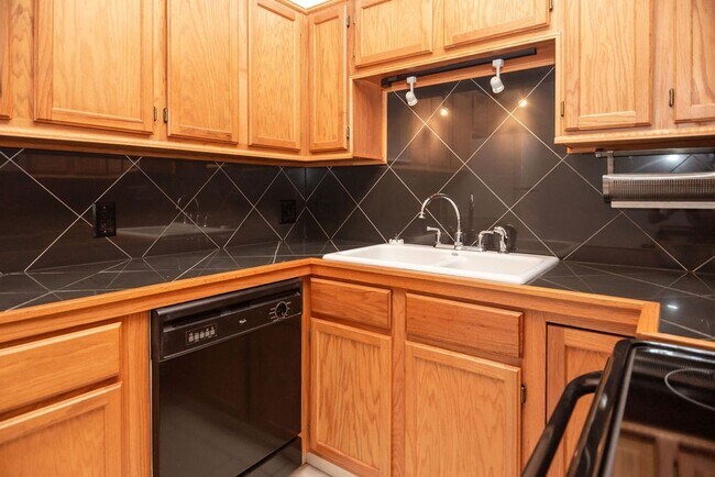 Building Photo - 3208 Spruce Dr