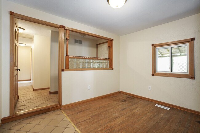 Building Photo - 3 Bedroom, 2 Bath Home in Grand Rapids! Available Now- Includes Washer and Dryer!