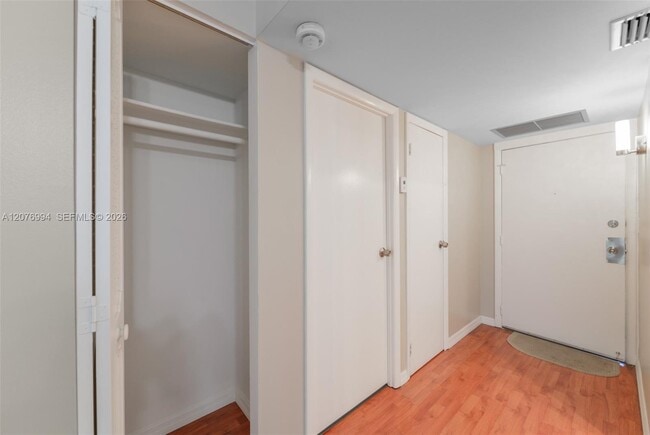 Building Photo - 20500 W Country Club Dr