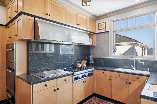 Building Photo - 155 24th Ave