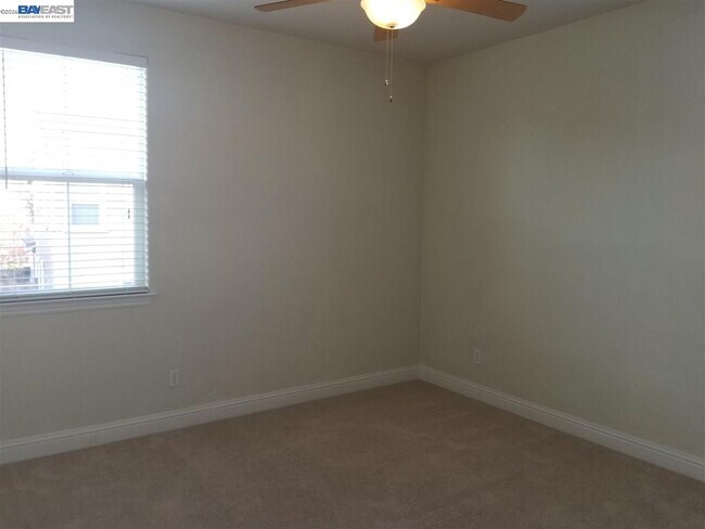 Building Photo - 199 N Alta Dena St