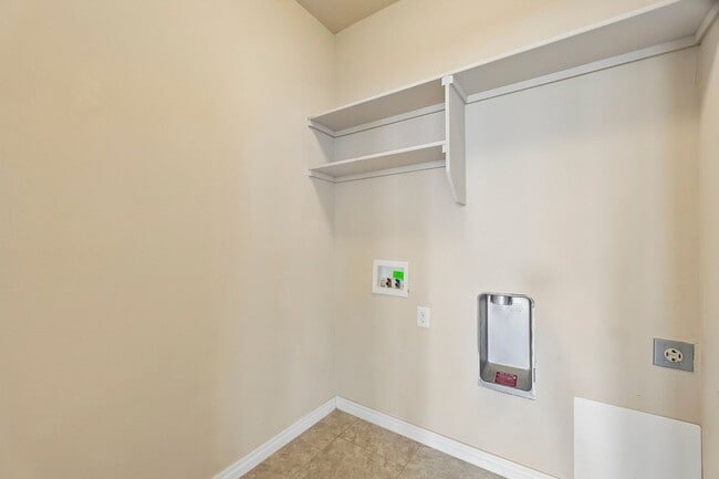 Building Photo - 3 bedroom 2 bath near Paycom!