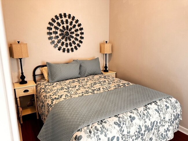 Building Photo - Zen Cottage: Spacious downtown suite complete with kitchenette, washer/dryer $300 Utility Fee