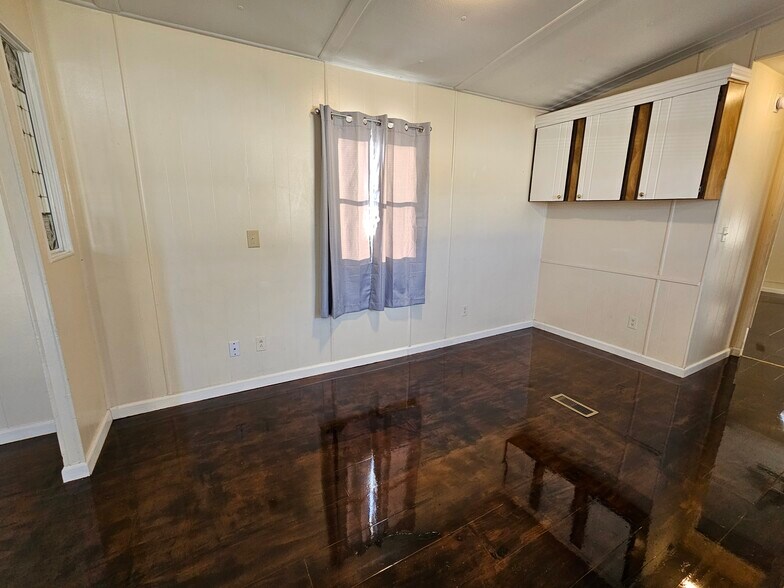 Dining - 607 Tater Peeler Rd