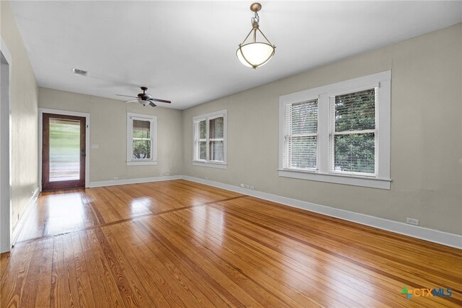 Building Photo - 557 Lee St