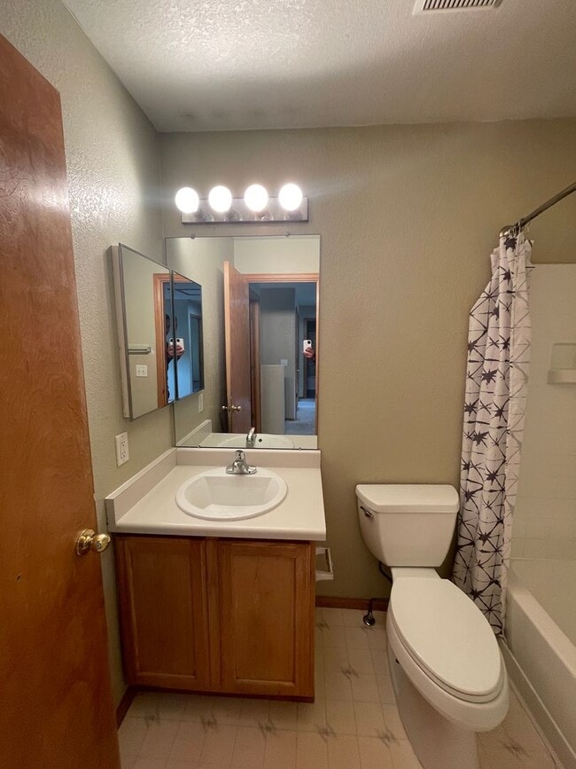 Building Photo - 3 Bedroom 2 Bath House in Thornton Available Now!