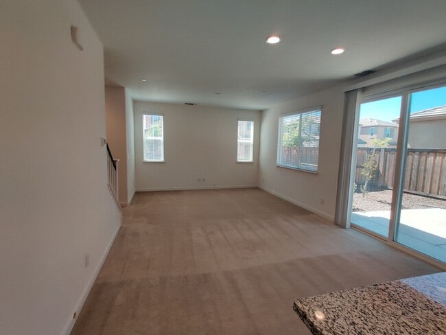 Building Photo - Beautiful 3 bedroom, 2.5 bathroom in Roseville!