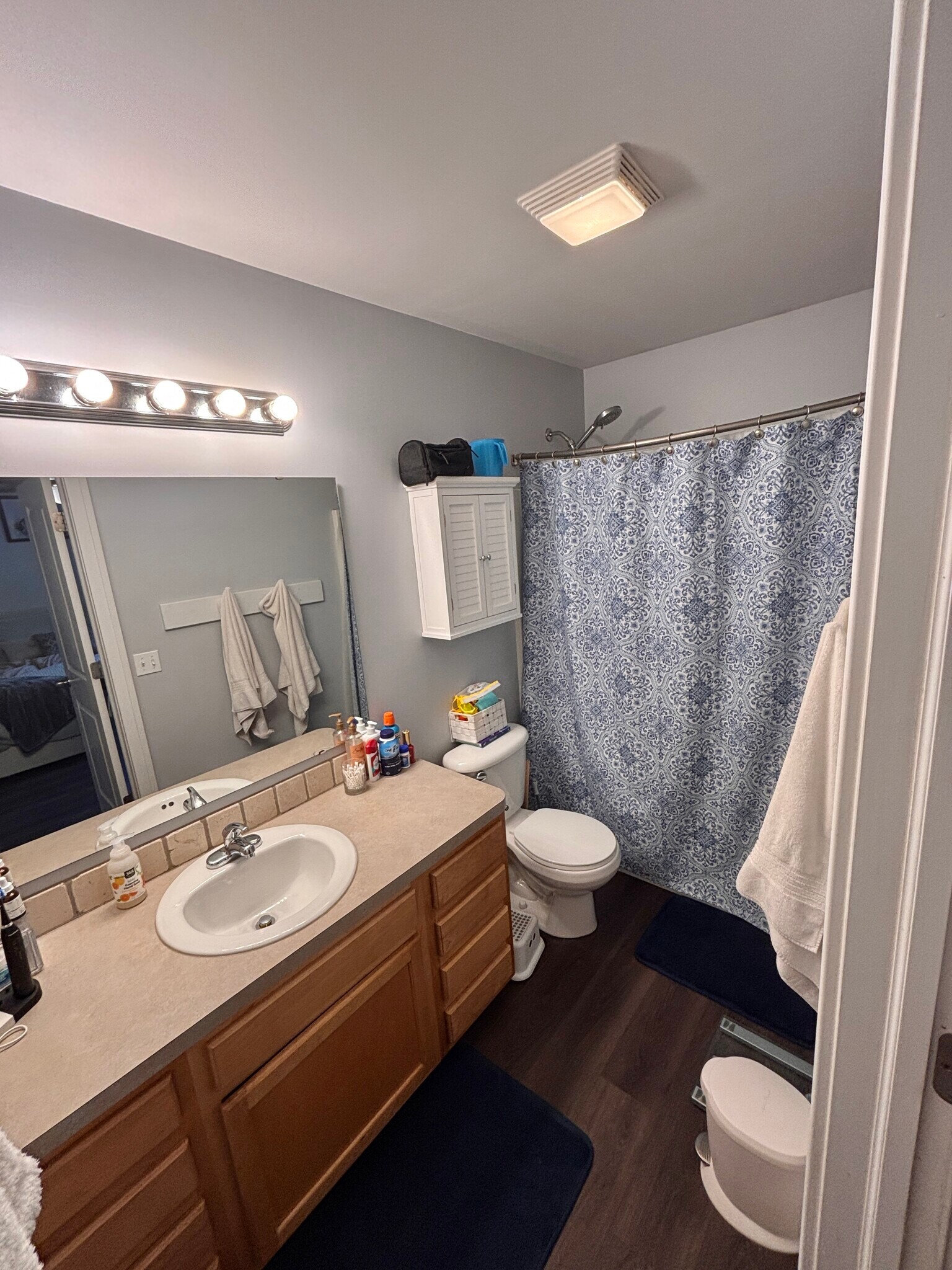 Main level full bath with tub - 723 Pat Ave NW