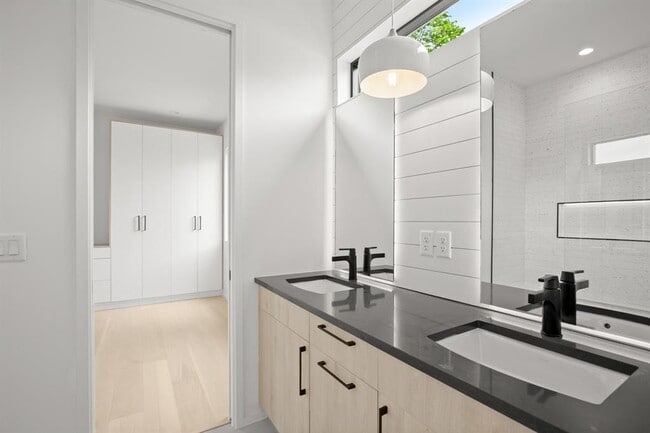 Building Photo - 2215 S 3rd St