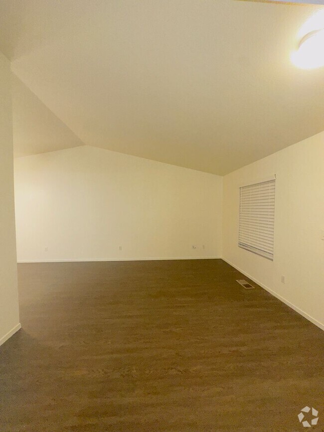 Building Photo - Cozy near Golf Course