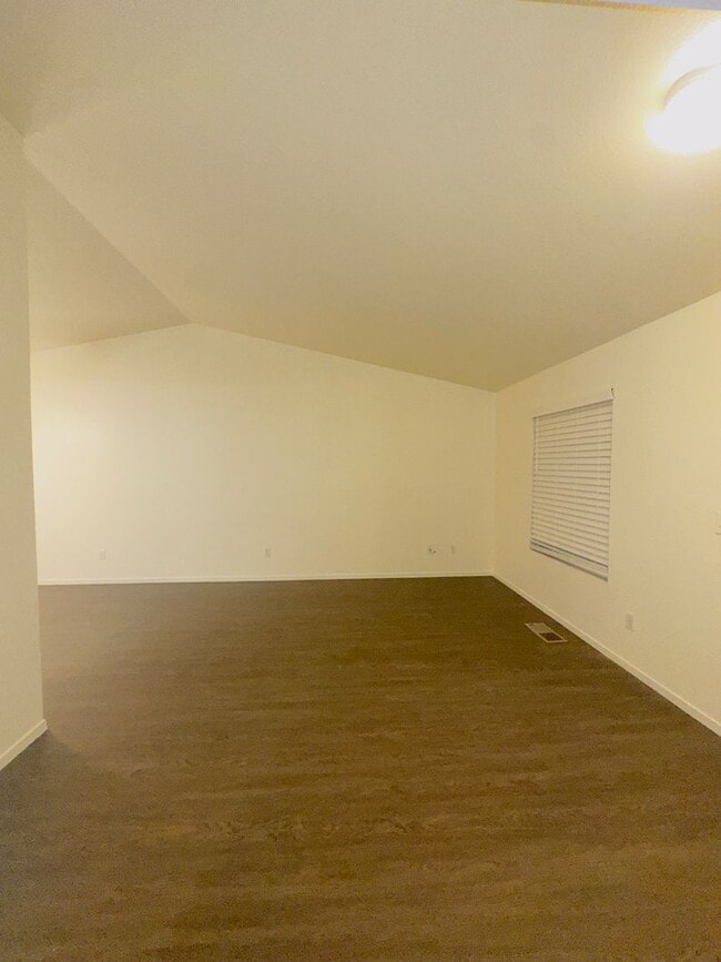 Building Photo - Cozy near Golf Course, lvp flooring, low m...