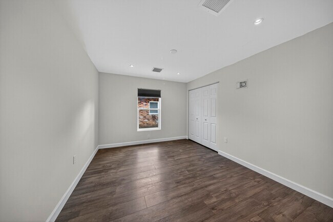 Building Photo - 410 NE 34th St