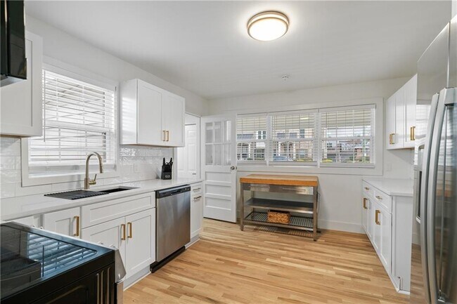 Building Photo - 2790 Sardis St