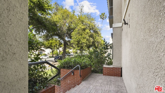 Building Photo - 420 Riverdale Dr