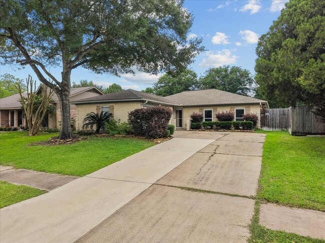 Building Photo - 883 Silverpines Rd