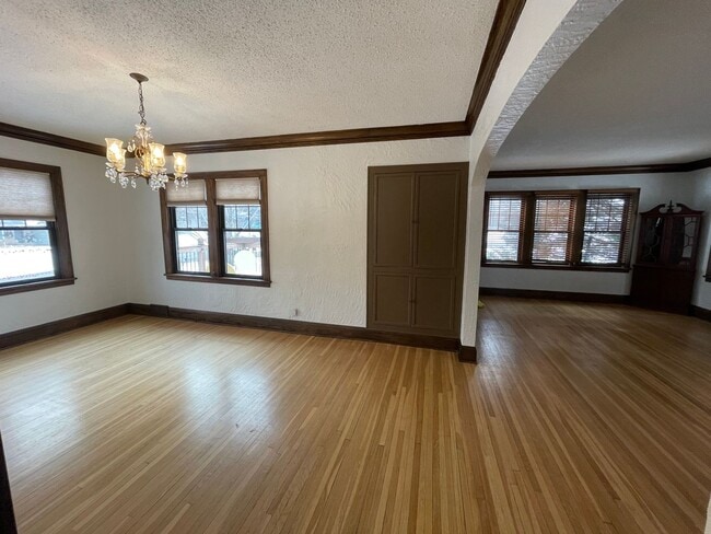 Building Photo - Timeless Spacious 3br + Den/2ba Edina Home w/Hardwood Floors, Large Yard, 2 Car Garage