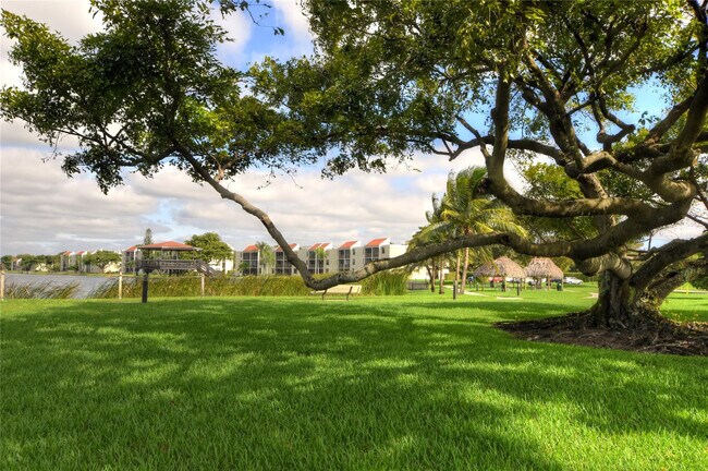 Building Photo - 105 Lake Emerald Dr