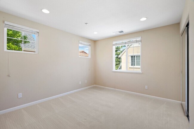 Building Photo - STYLISH, EXCELLENTLY LOCATED HOME CORNER UNIT | EASY ACCESS