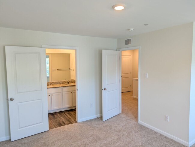 Building Photo - 450 Locust Run Dr