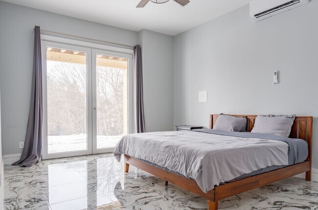 Building Photo - Luxury 5-Bedroom Retreat on 6.5 Acres — Furnished or Unfurnished — Flexible Lease