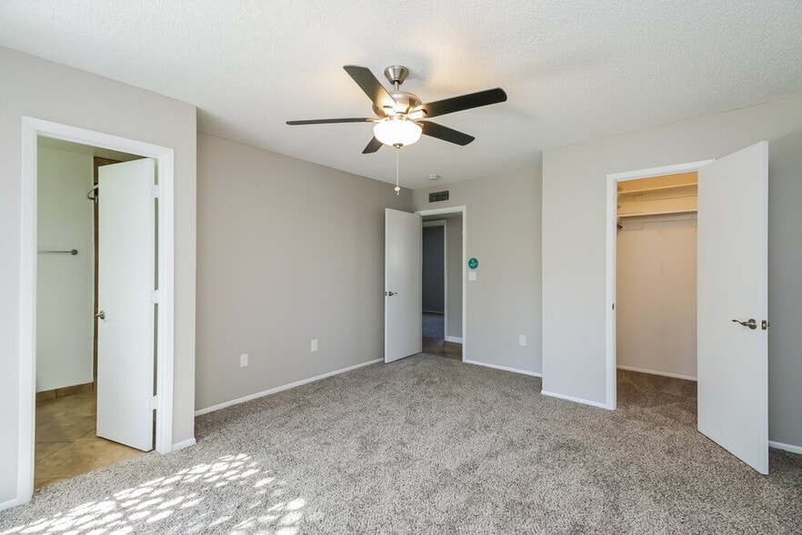 Building Photo - 7453 E Diamond Ave