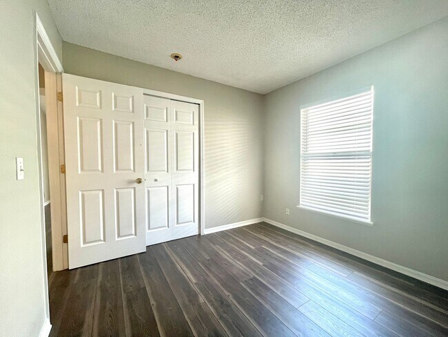 Building Photo - Charming 3-bed, 2-bath in Convenient Location