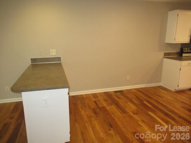Building Photo - 800 Horseshoe Lake Rd