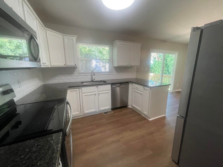 Building Photo - 221 Fallsway Ln