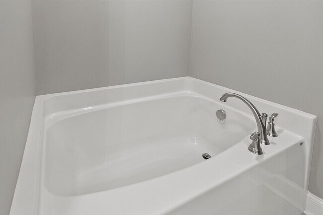 Building Photo - Fully Furnished and Move-In Ready - Flexib...